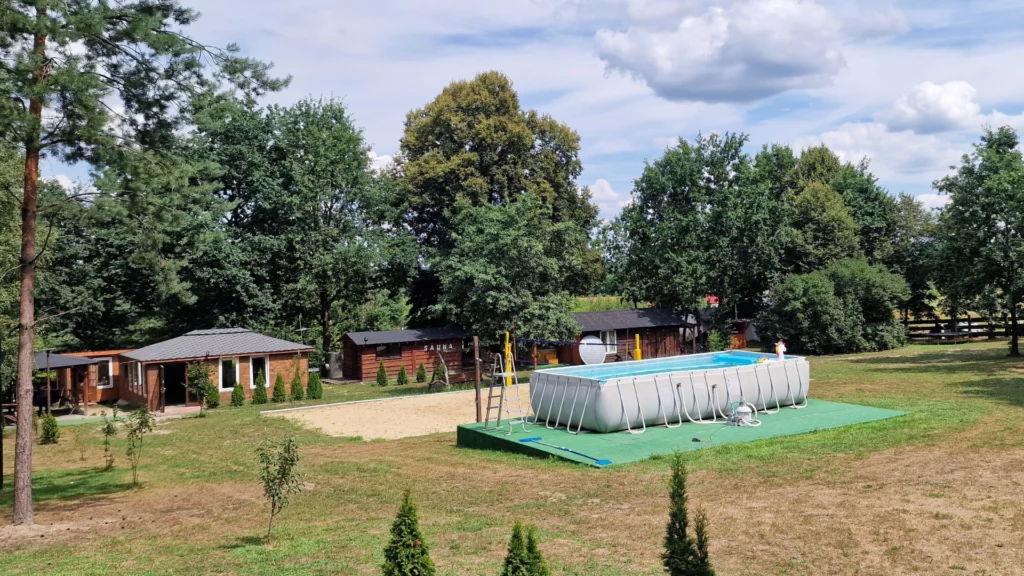 Widok na podwórko Wrzosowe Wzgórza